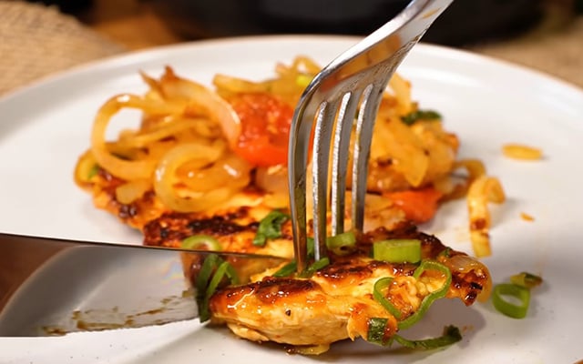 Frango suculento na frigideira: o truque para o peito de frango nunca mais ficar seco e sem graça