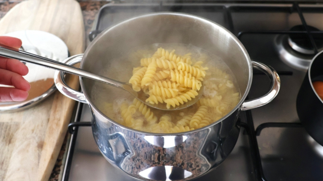 Por que você nunca deve colocar óleo na água do macarrão? Nós explicamos!