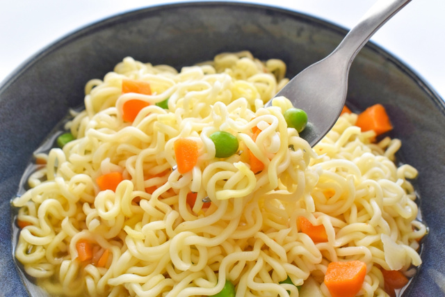 Faça seu próprio macarrão instantâneo: basta adicionar água quente e transforma seu almoço rápido em uma refeição muito mais saudável