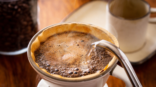 O truque que aprendi com um barista para deixar o café coado mais encorpado e com sabor intenso como o de cafeteria