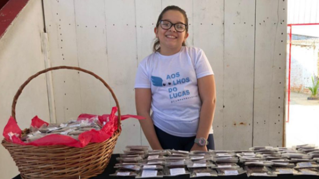 Aos 11 anos, menina troca o dinheiro da festa de 15 anos para ajudar amigo com apenas 7% de percepção de luz, vende 29 mil alfajores e ajuda família a arrecadar mais de R$ 100 mil para o tratamento