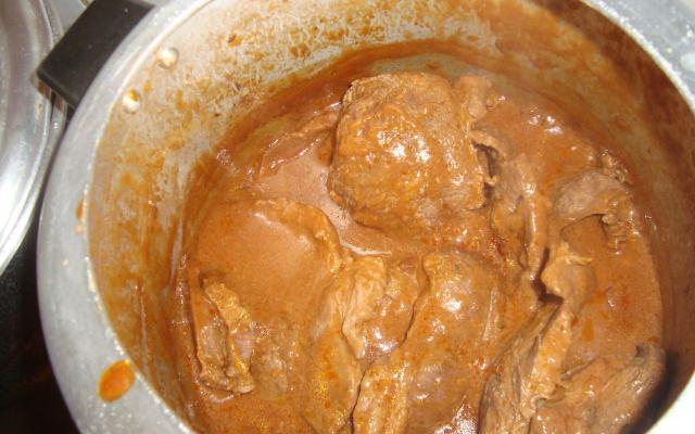 Essa receita de coxão duro com molho de tomate, creme de cebola e cerveja preta é imperdível (Créditos: Maria Lucia/TudoGostoso)