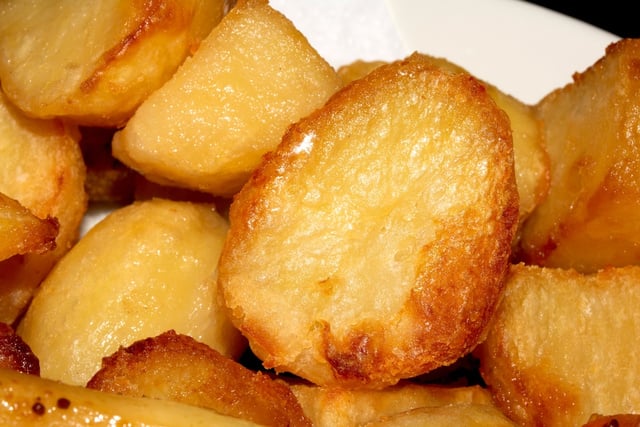 Cubra as batatas com este ingrediente antes de assar e elas ficarão douradas e macias