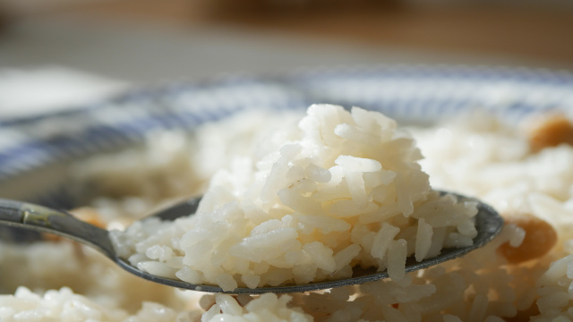 Arroz cozido com o fogão desligado? Parece mágica, mas é o truque definitivo para economizar gás!