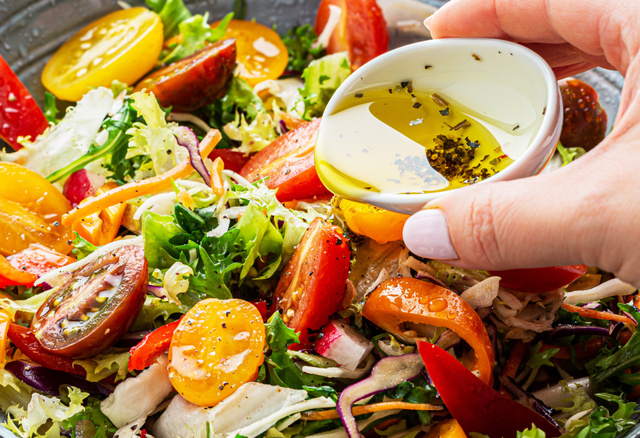 Deixe a salada verde ainda mais gostosa com esses 3 molhos que te ajudam a variar no sabor!