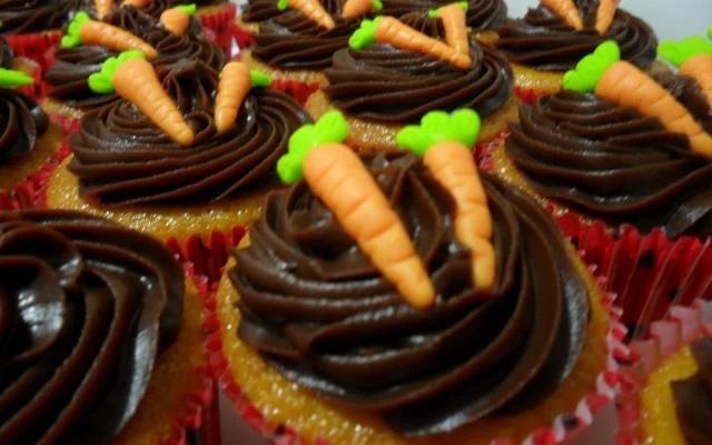Você pode decorar o cupcake para ficar ainda mais festivo (Créditos: TudoGostoso/Jacqueline Thais Ferreira)