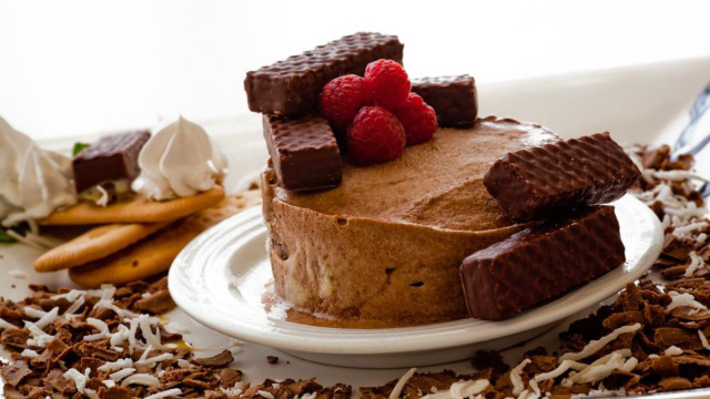 Torta gelada de Bis decorada com mousse de chocolate cremoso, framboesa e pedaços de Bis (Créditos: TudoGostoso)