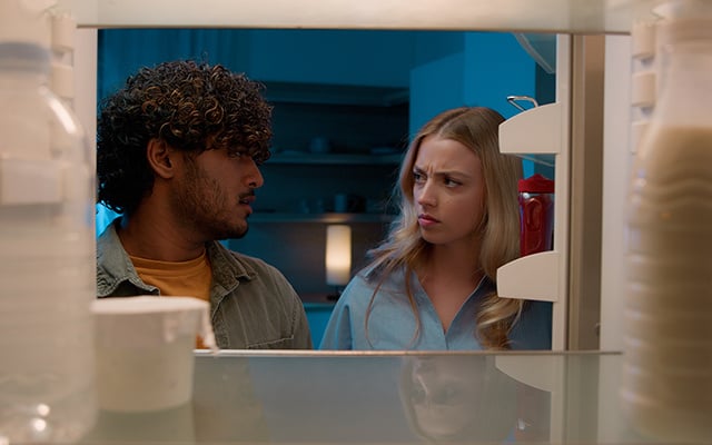 Geladeira fazendo barulho com o calor? O detalhe invisível que pode estar forçando o aparelho