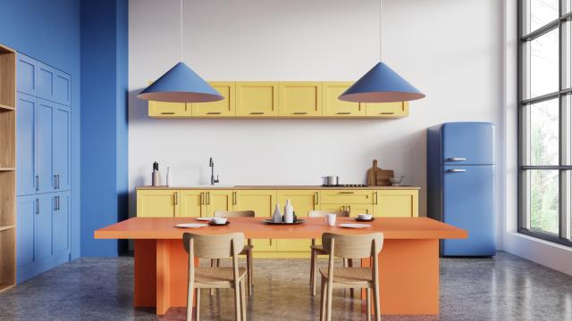 Maximalismo, cores vibrantes e contraste ditam as apostas da plataforma na decoração em 2025 (Créditos: Shutterstock)