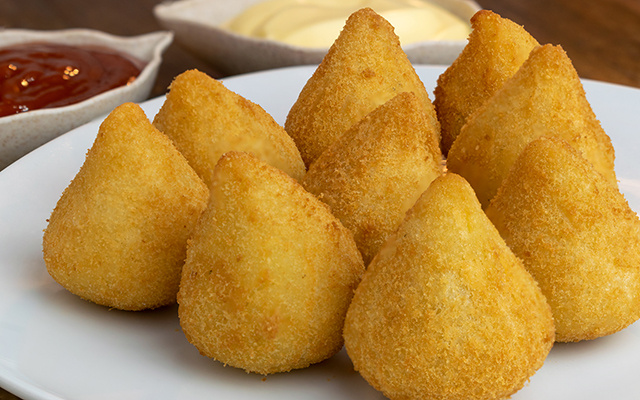Misture batata e farinha de trigo para uma massa de coxinha perfeita (não esfarela!)