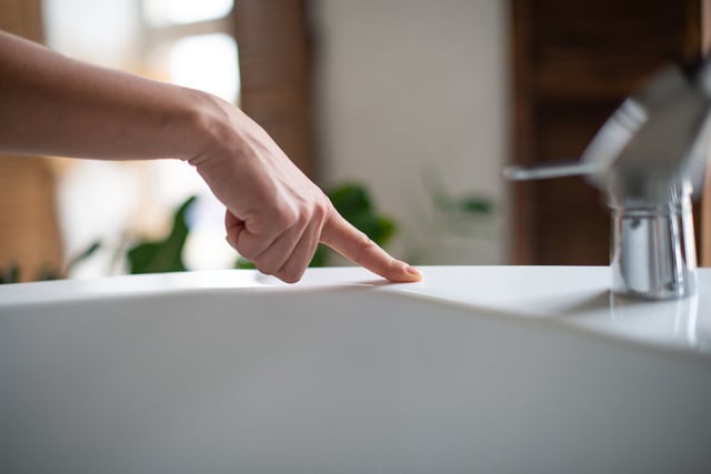 Banheiro limpo, perfumado e sem marcas: o truque com um ingrediente comum que aprendi no TudoGostoso