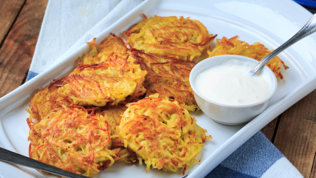 Latkes são uma espécie de "panqueca" de batata que deve ser frita em óleo, segundo a tradição judaica (Crédito: Shutterstock)