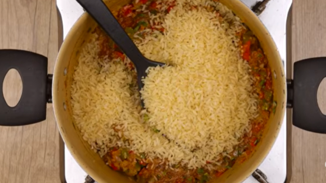 Desligue o fogo um pouco antes de toda a água evaporar. (créditos: Reprodução/Youtube Cook’n Enjoy)