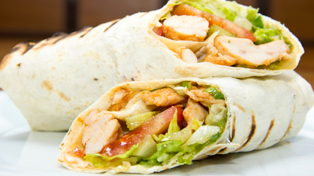 Bom, bonito e barato: wrap de frango com requeijão para o seu lanche ou jantar