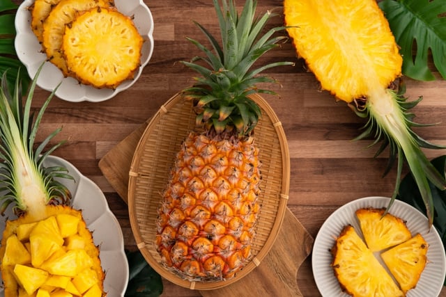 O bolo de abacaxi mais macio que já provei leva leite condensado e fica impossível comer só um pedaço