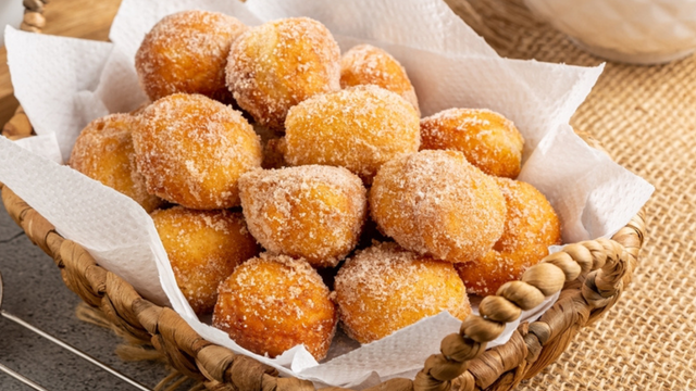 O bolinho de chuva fica deformado porque você erra na quantidade de farinha: aqui está a receita infalível