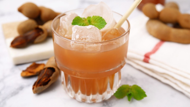 Suco de tamarindo com cubos de gelo e folha de hortelã (Créditos: Shutterstock)