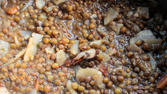 Prestar atenção nos detalhes durante o preparo da lentilha vai garantir um sabor mais rico ao prato (Créditos: Shutterstock)