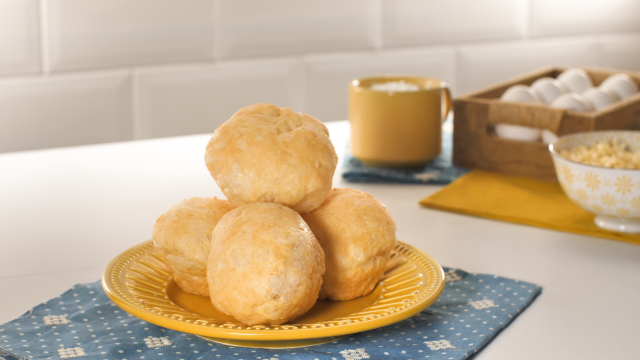 O lanche favorito dos meus filhos é esse pão de queijo de liquidificador, fica pronto rapidinho e é muuuuito gostoso!
