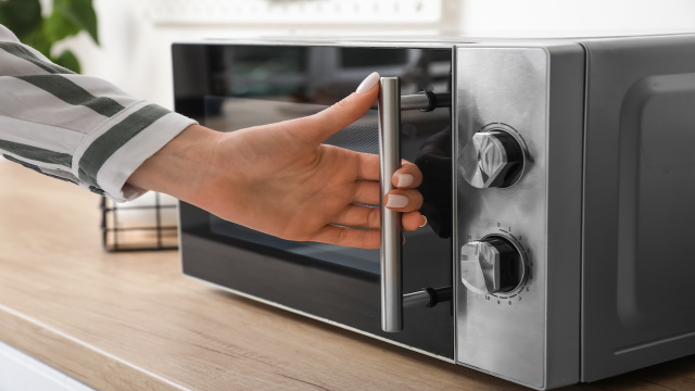 É melhor deixar a porta do micro-ondas aberta ou fechada depois de usar? Descubra se faz diferença