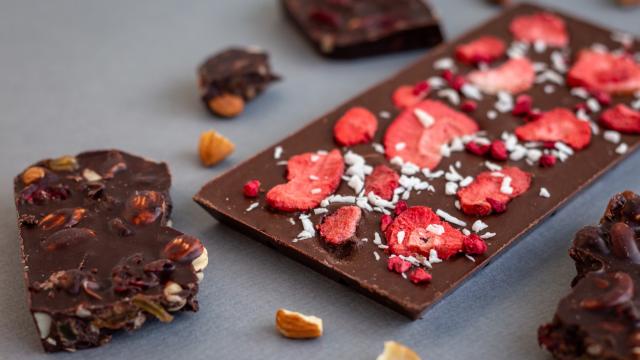 Barra de chocolate funcional é a melhor opção para aproveitar a Páscoa sem culpa: receita simples pode ser recheada como quiser