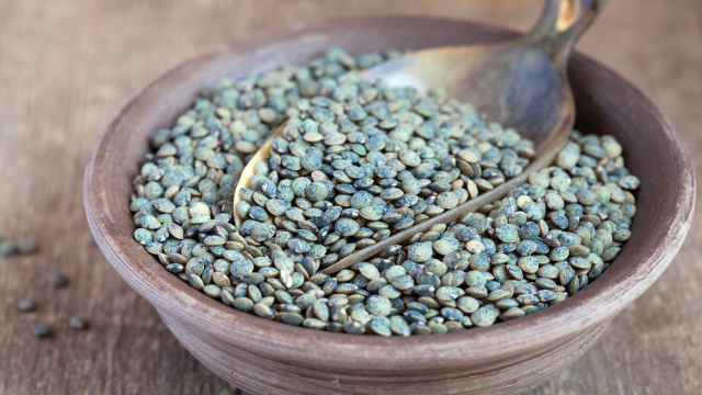 Chamada de lentilha francesa, a lentilha verde tem o cozimento mais demorado e vai bem em saladas e pratos frios (Créditos: Shutterstock)
