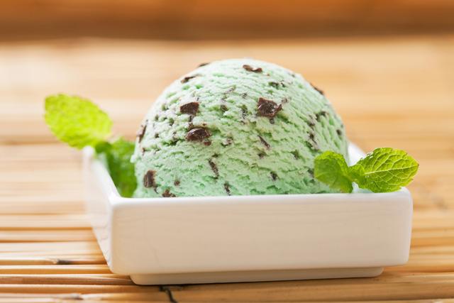 Sorvete de chocolate com menta caseiro: até quem não gosta desse sabor vai se apaixonar depois de provar essa receita