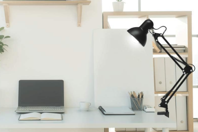 Luminária articulada que traz charme e praticidade para o seu escritório (Divulgação: Amazon)
