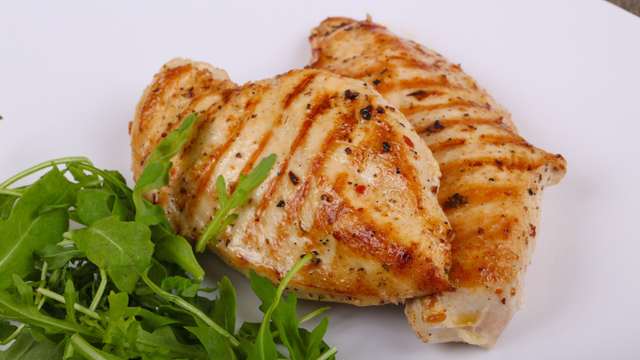 O peito de frango não precisa ser seco, nem sem graça: TudoGostoso revela 4 dicas para deixar a proteína suculenta