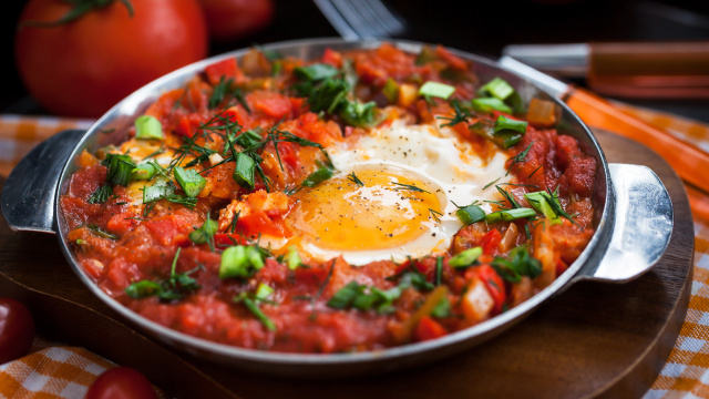 Chef José Andrés: "Meu café da manhã favorito é bem simples. Como tomates suculentos temperados com sal e um bom azeite, acompanhados de ovos fritos frescos"