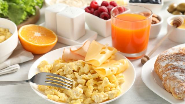 O café da manhã de apenas 3 ingredientes que promete acabar com o inchaço e garantir saciedade