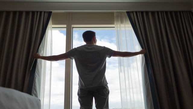 Por que as cortinas de hotel costumam ter duas camadas? Descubra os benefícios que você nunca imaginou e que pode usar para decorar sua própria casa!