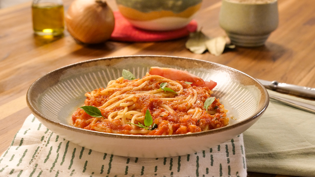 Precisando de uma receita muito barata para o último dia do mês? Aprenda a fazer macarrão ao pomodoro cremoso e econômico