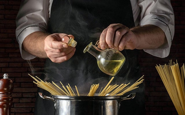 É um hábito que todo mundo tem, mas chefs profissionais são totalmente contra: por que você nunca deve colocar óleo na água do macarrão?