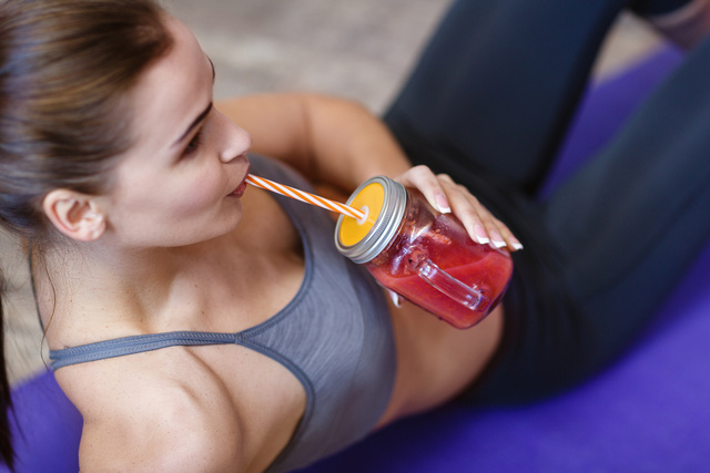 Suco das gostosas: o que você precisa saber sobre a bebida pré-treino que promete o shape ideal e energia lá em cima; será que funciona?