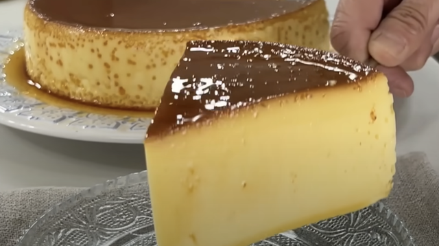 Flan de queijo cremoso com caramelo bem fácil de fazer e de lamber os dedos