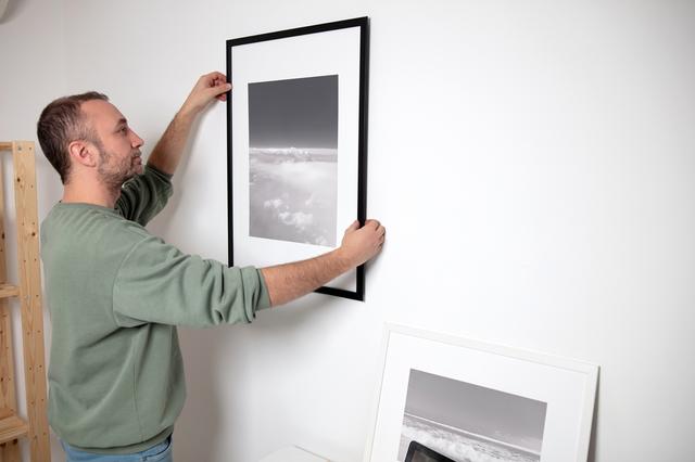 O que significa ter quadros ou fotos pendurados nas paredes de casa, segundo a psicologia