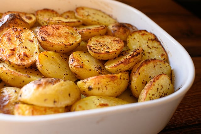 Eu despejo água fervente sobre as batatas antes de assá-las: o truque crocante que aprendi no TudoGostoso