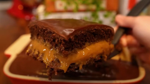 Molhadinho, fofinho e muito recheado: esse é o melhor bolo de pão de mel que já comi na vida