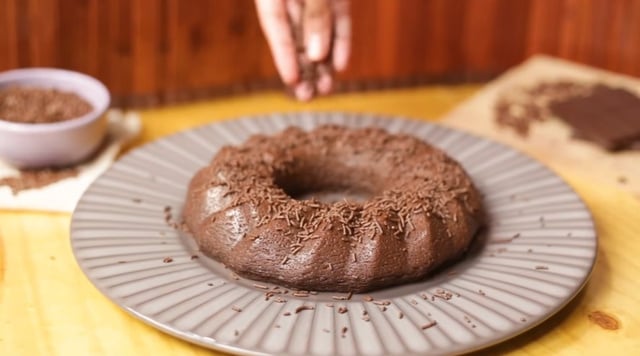 Você só precisa de 4 ingredientes para fazer esse brigadeirão de micro-ondas que é sucesso! (Créditos: TudoGostoso)