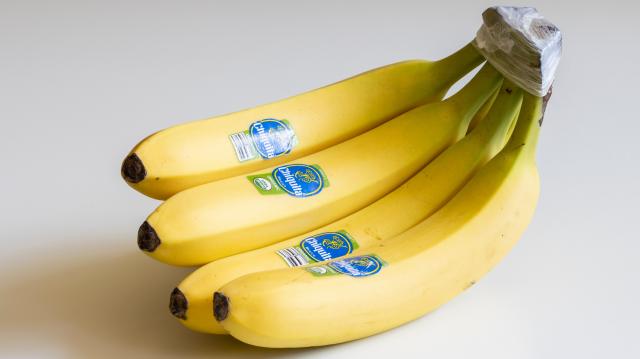 O mistério por trás dos adesivos nas frutas e legumes é intrigante