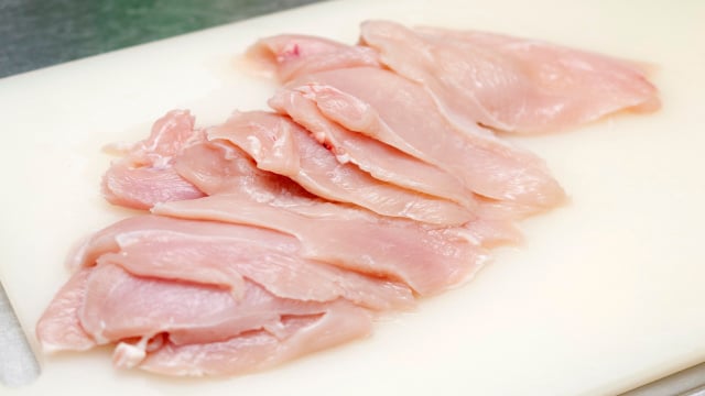 Cuidados básicos com os utensílios culinários evitam a contaminação cruzada. (Foto: Shutterstock)