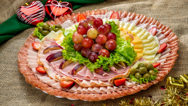 Use os ingredientes de sua preferência para montar uma tábua de frios bonita e deliciosa (Créditos: Shutterstock)