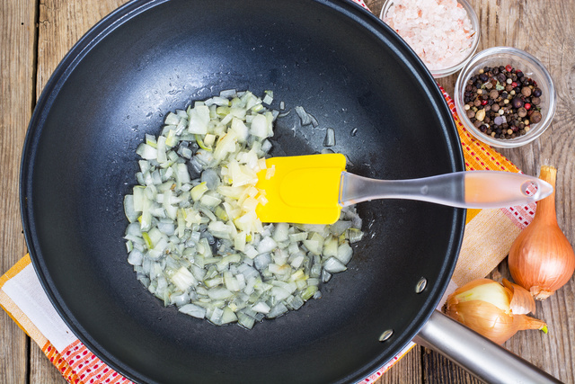 Poucos sabem, mas refogar o alho antes ou depois da cebola pode fazer toda diferença no prato