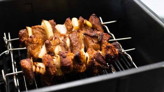 É sim possível preparar um churrasco em apenas 15 minutos! (Créditos: Shutterstock)