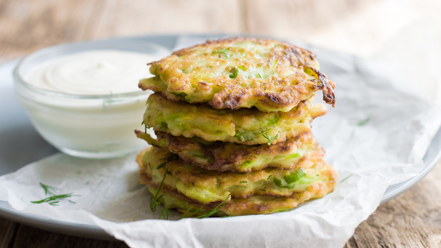 Esses bolinhos de abobrinha na frigideira são viciantes (e ficam prontos em 10 minutos)!