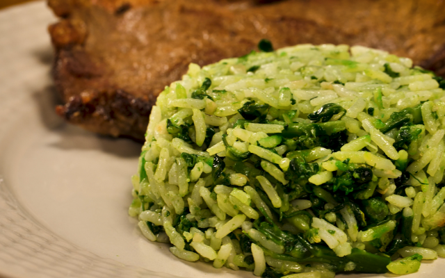 O arroz de brócolis é ótimo para ter mais nutrientes em um acompanhamento versátil (Créditos: TudoGostoso)
