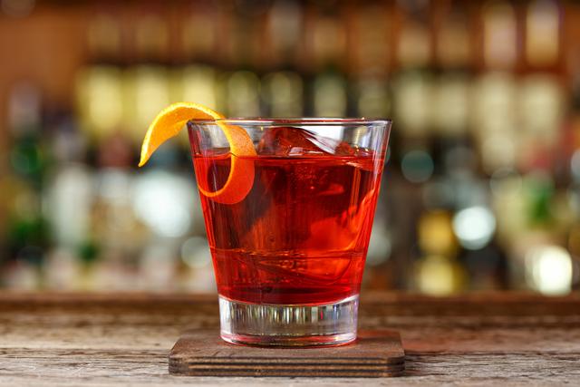 O negroni é um drinque bem fácil de fazer em casa, basta seguir a receita direitinho! (Créditos: Shutterstock)