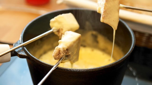 Fondue de queijo super econômico feito com queijo prato e mussarela (Créditos: TudoGostoso)