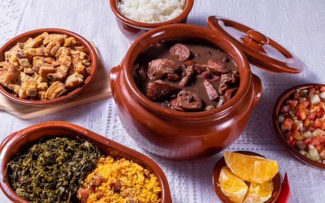A feijoada é indispensável em uma roda de samba e no seu almoço de domingo (Créditos: TudoGostoso)